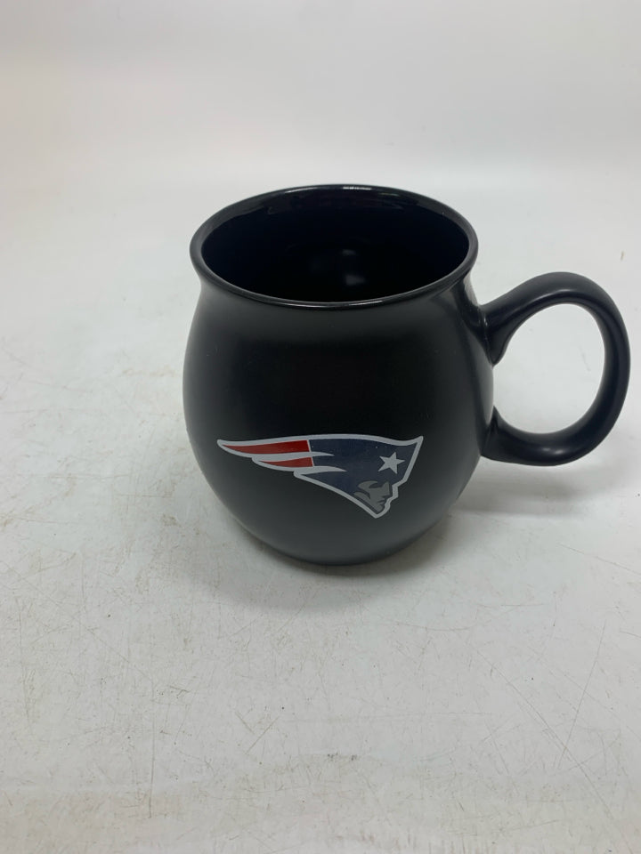 MATTE BLACK PATRIOTS SYMBOL MUG.