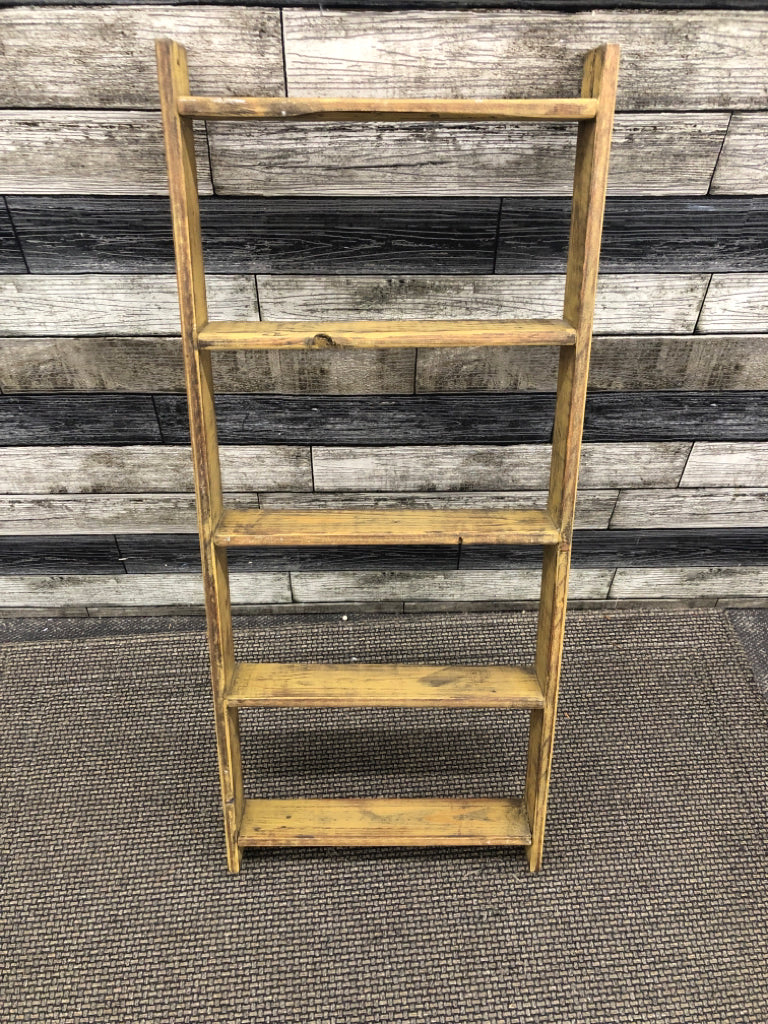 DISTRESSED WOOD LADDER DECOR.