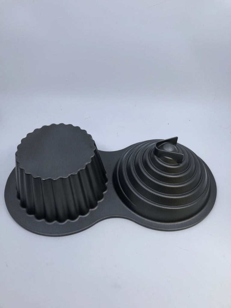 NIB GIANT CUPCAKE PAN WILTON.