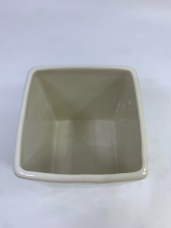 FLAWLESS MAKEUP BRUSH HOLDER.