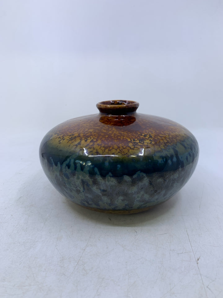 SHORT BLUE/TAN CERAMIC VASE SHORT NECK.