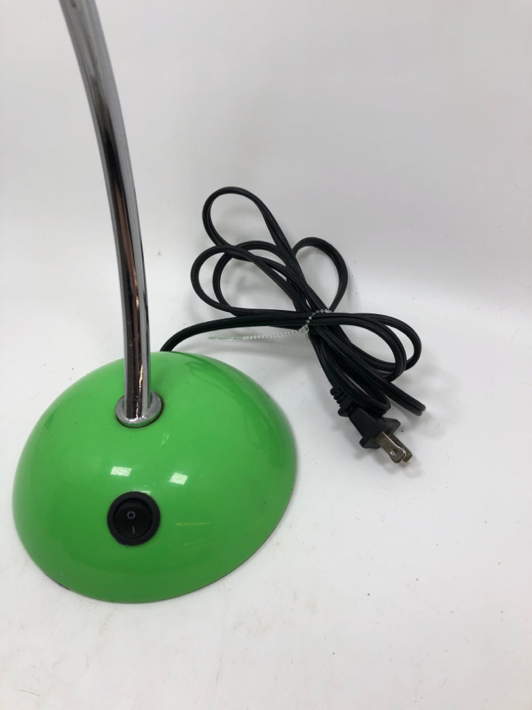 GREEN ADJUSTABLE DESK LAMP.
