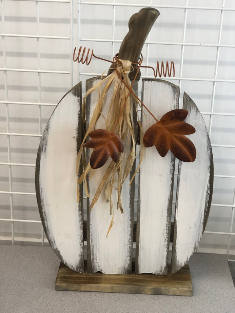 WHITE PAINTED WOODEN PUMPKIN W/METAL LEAVES.