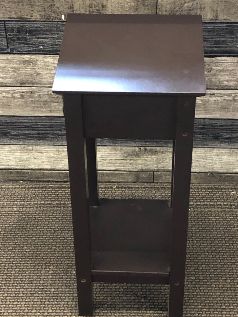 SM BROWN PLANT STAND W/WOOD DESIGN.
