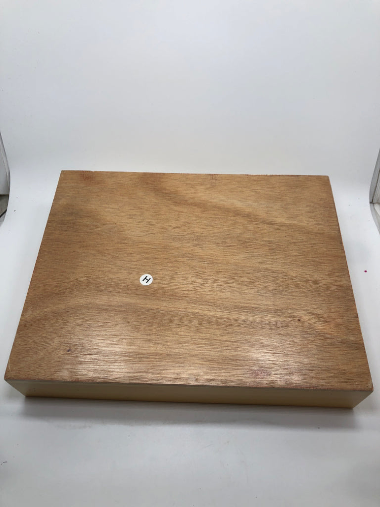 WOODEN UTENSIL HOLDER W/HANDLE.