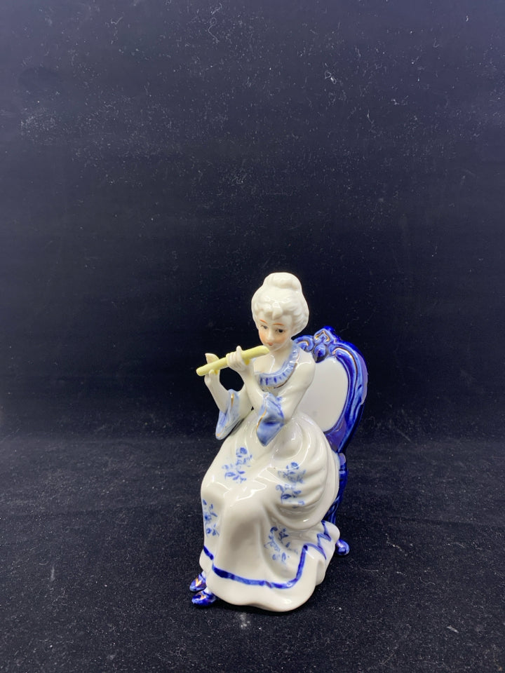 VTG BLUE AND WHITE VICTORIAN WOMAN PLAYING FLUTE.