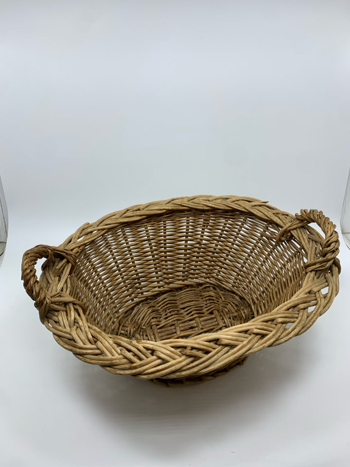 OVAL WICKER BASKET W/HANDLES.
