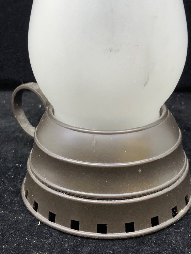 BATTERY FAUX LIGHT UP OIL LAMP.