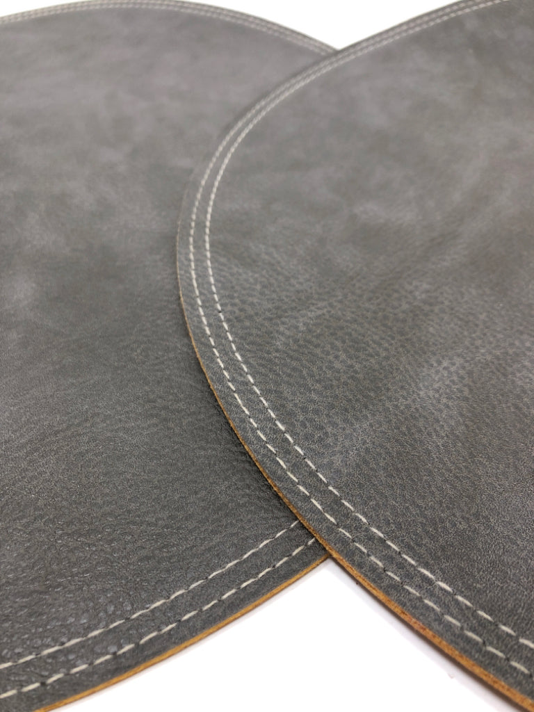 2 FAUX LEATHER ROUND REVERSIBLE PLACEMATS.
