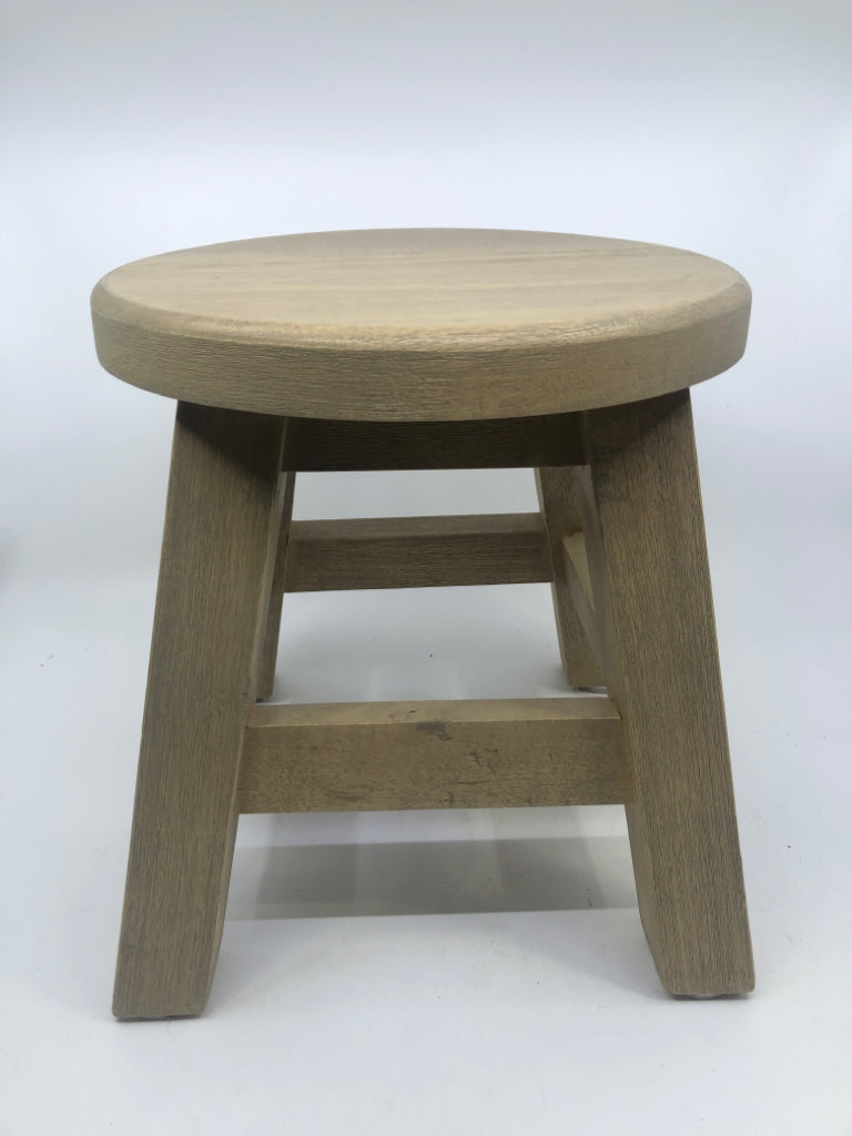 SHORT CREAM STOOL/PLANT STAND.