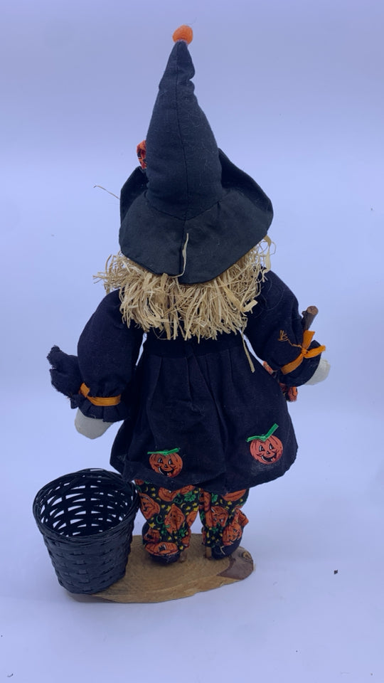 SCARECROW DRESSED UP AS A WITCH BLACK.