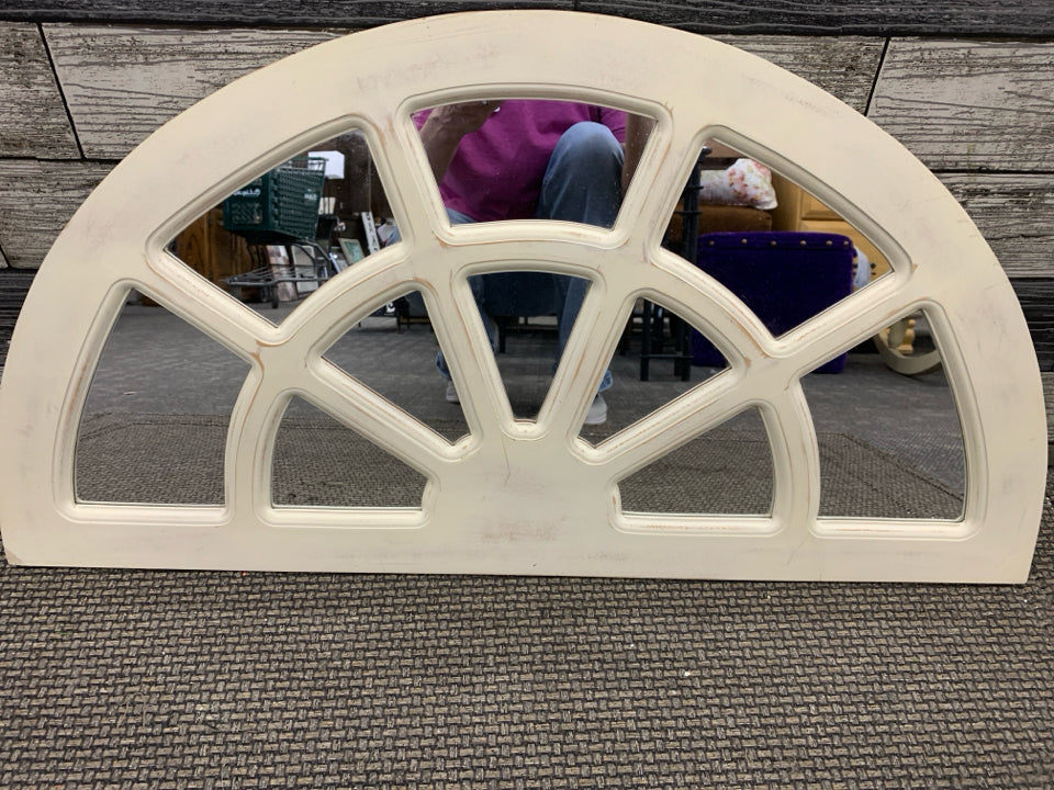 ANTIQUE WHITE DISTRESSED ARCH MIRROR.
