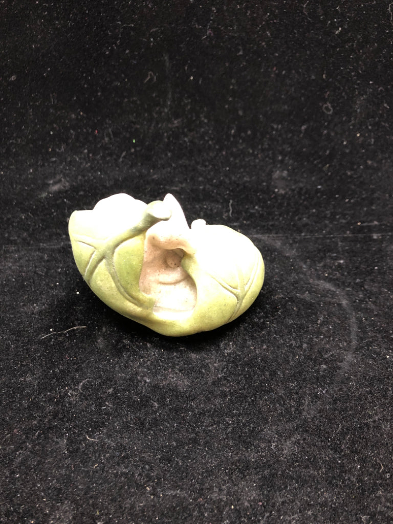 "MAZZIE" MOUSE LEAF FIGURINE - QUARRY CRITTERS.