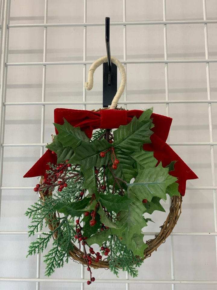 SMALL WREATH WALL HANGING.