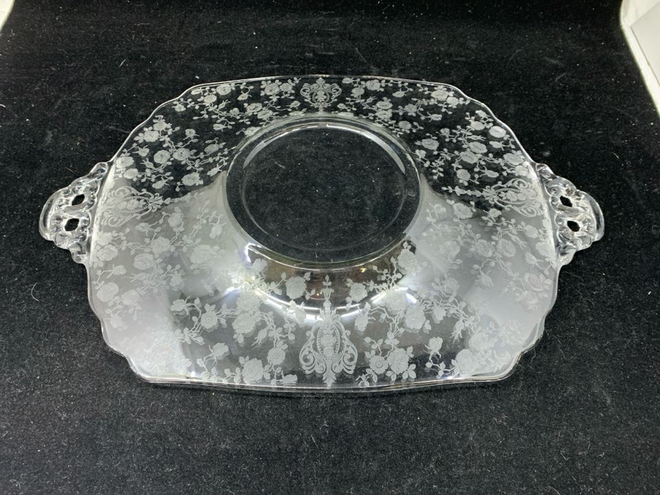 VTG RECTANGLE ETCHED FLORAL SERVER W HANDLE.