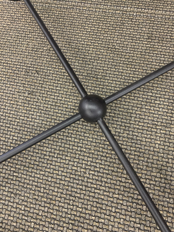 METAL BASE SQUARE SIDE TABLE W/GLASS TOP.