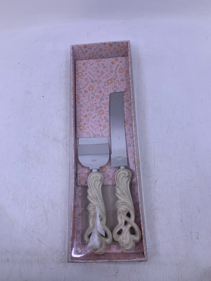 NIB 2 PC CAKE UTENSIL SERVING SET WHITE SCROLL HANDLES.