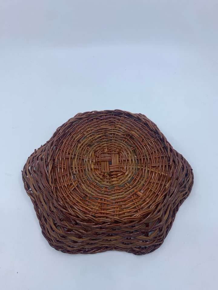 DARK WAVY EDGE WICKER BASKET.