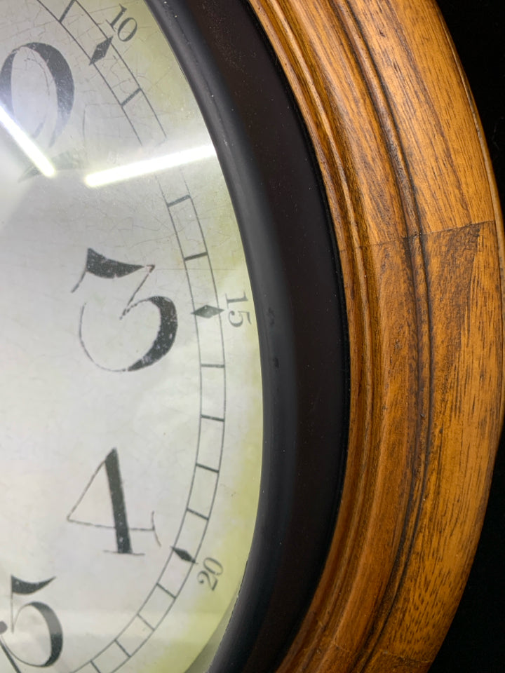 ROUND CLOCK W/BLACK & WOOD FRAME.