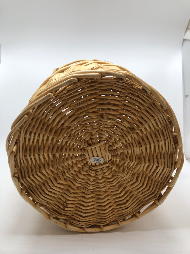 ROUND WICKER BASKET W/HANDLES.