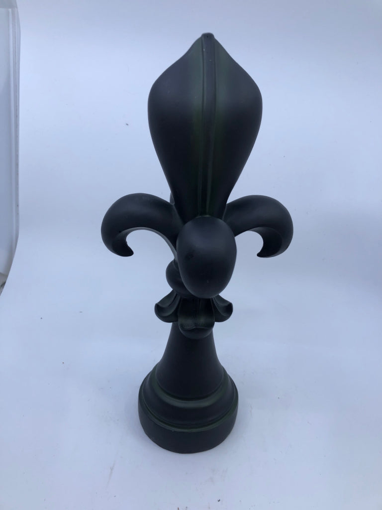 BLACK W GREEN ACCENTS FLEUR DE LIS.