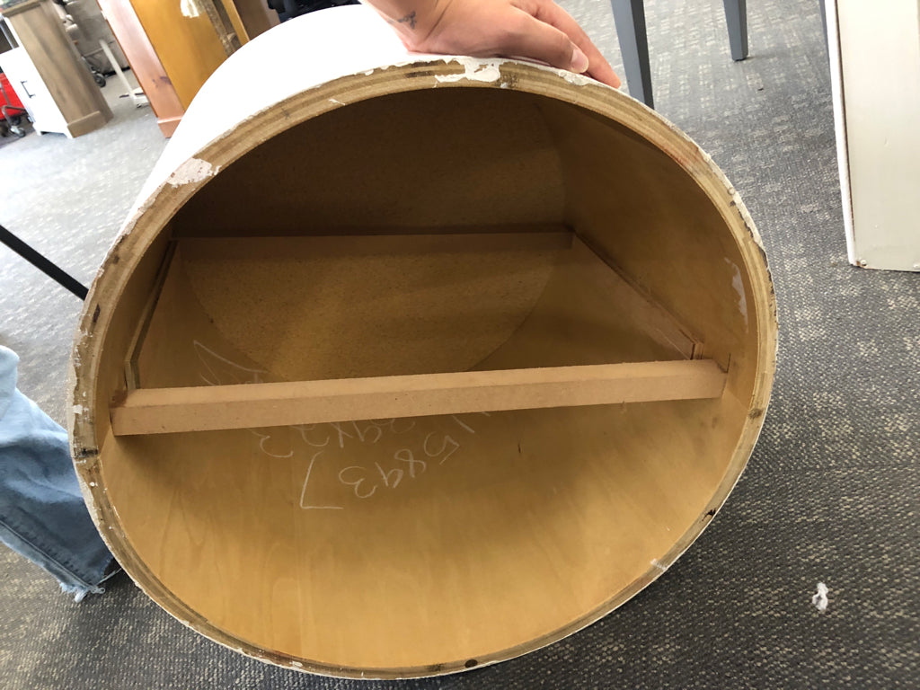 WHITE WOOD ROUND SIDE TABLE.