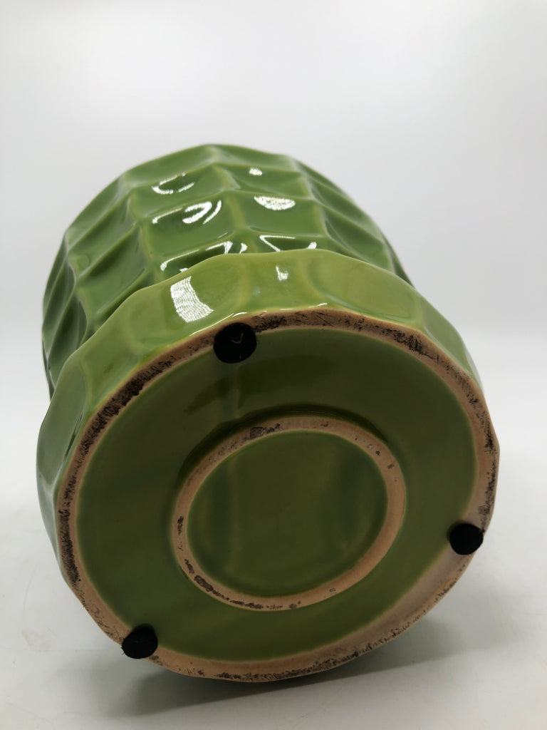 GREEN SQUARE DESIGN PLANTER W/ ATTACHED DRIP PLATE.