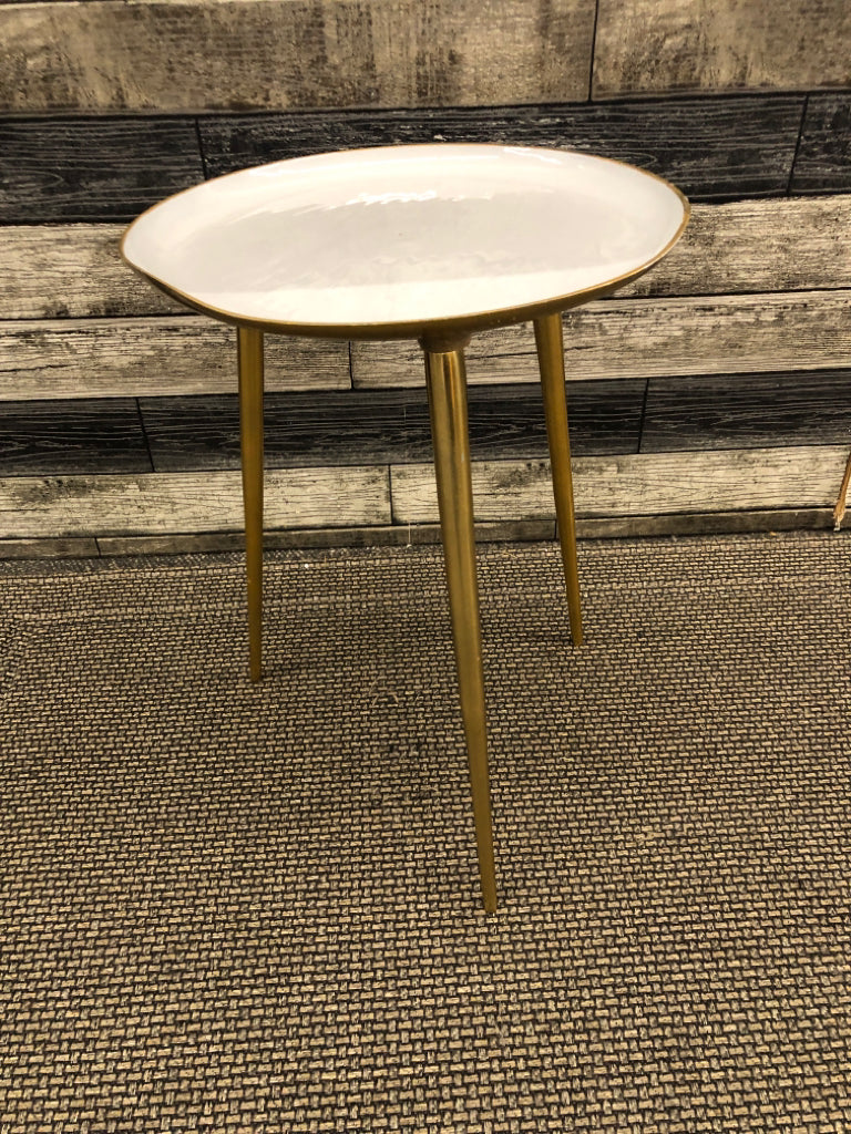 SMALL 3 LEGGED SIDE TABLE W GREY TOP.