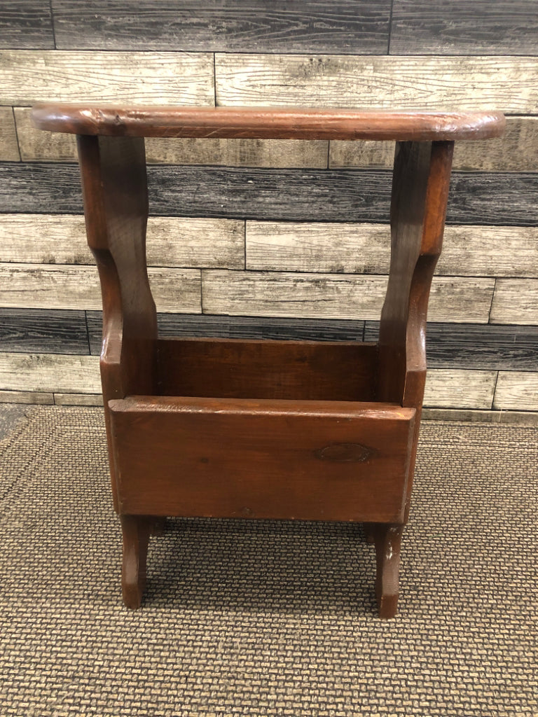 SMALL WOOD SIDE TABLE.