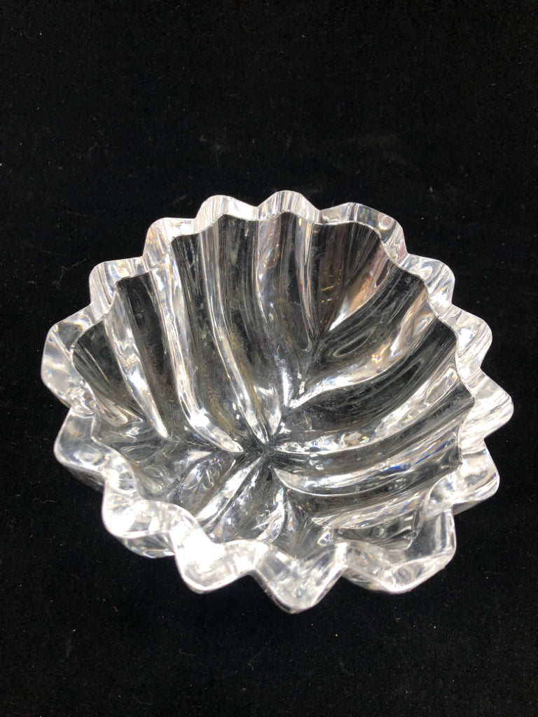 HEAVY CUT GLASS RIBBED BOWL.