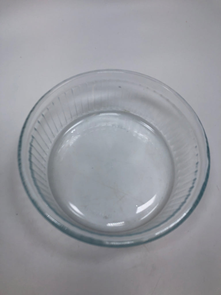 ROUND GLASS PYREX DISH.