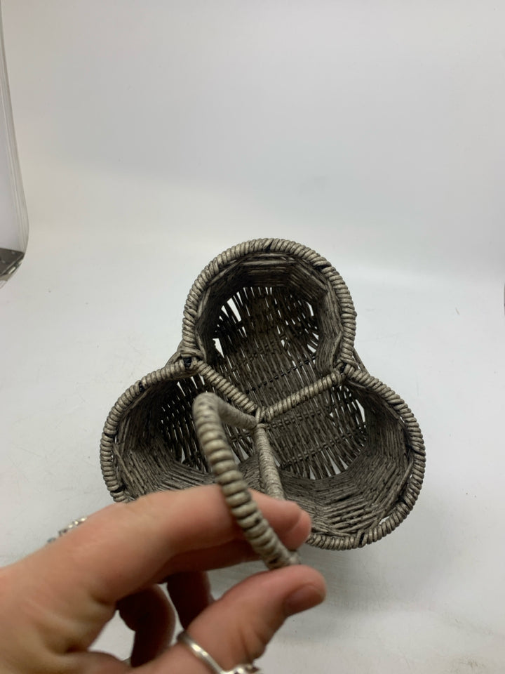 PLASTIC 3 DIVIDED UTENSIL HOLDER / HANDLE IN CENTER.