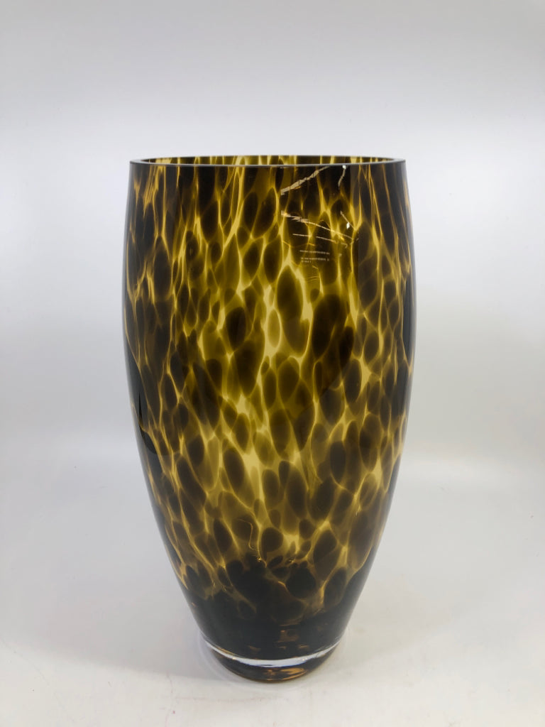 BROWN SPOTTED GLASS VASE.