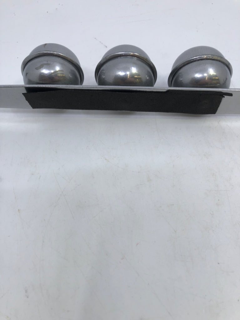 SILVER 3 BELL WREATH DOOR HOLDER.