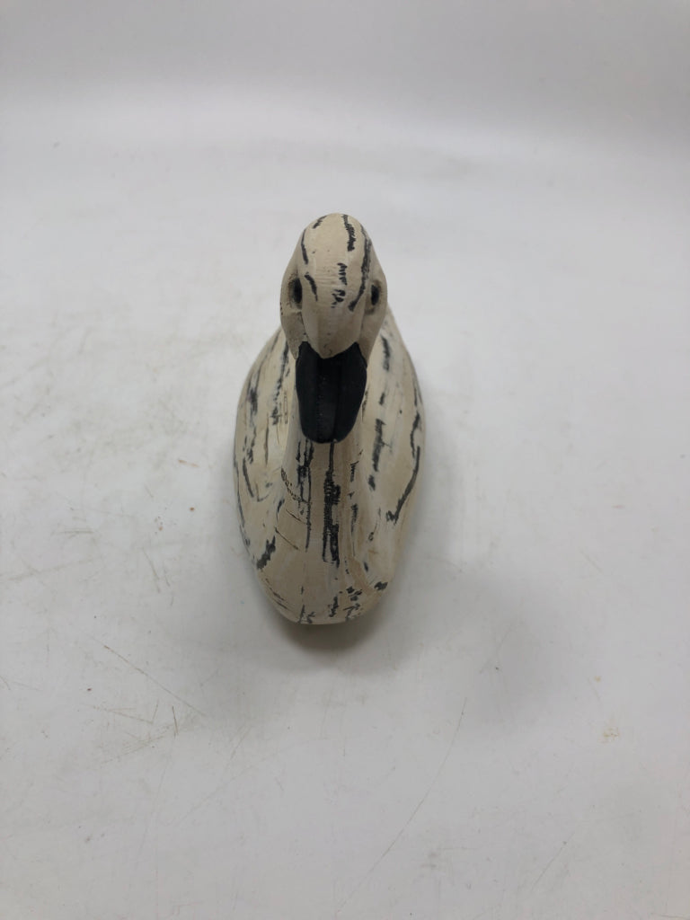 DISTRESSED CARVED STYLE SWAN.