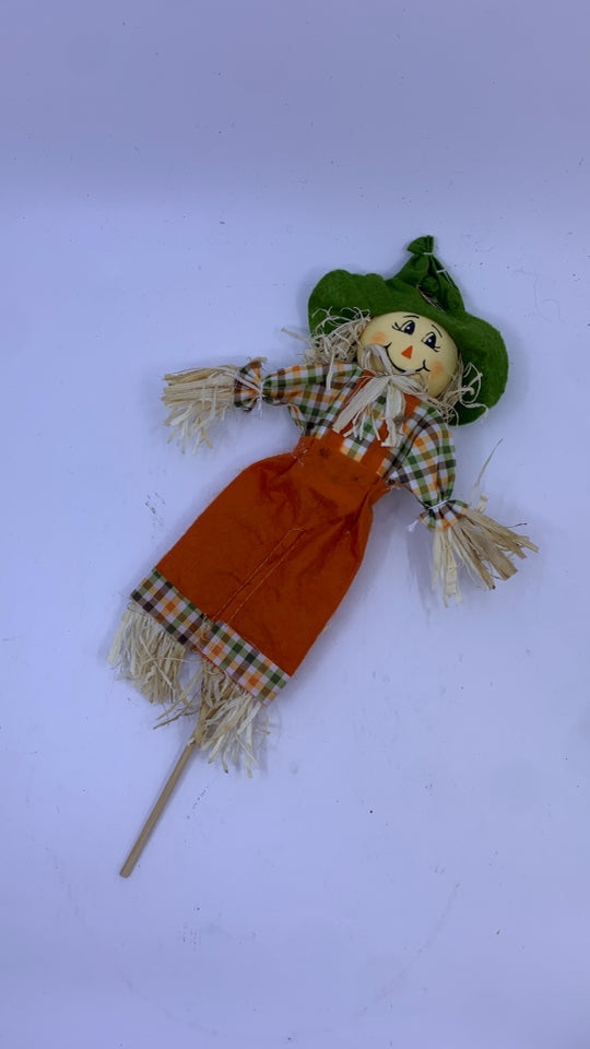 GREEN HAT SCARECROW STAKE.
