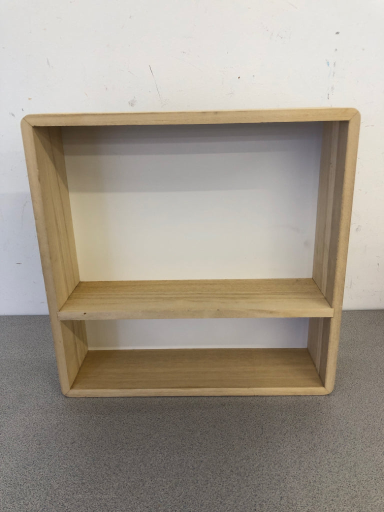 SMALL BLONDE WOOD SHELF.