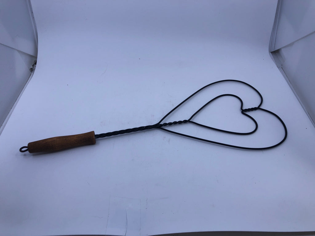 PRIMITIVE STYLE HEART SHAPED RUG BEATER.