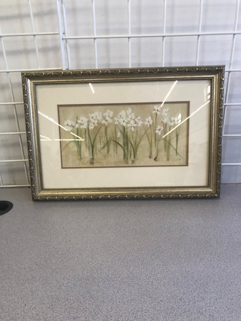 GOLD FRAME WHITE FLOWER WALL HANGING.