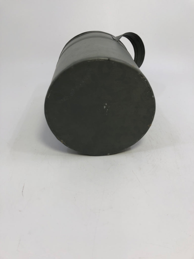 SM RUSTIC GALVANIZED METAL BUCKET W/LID.