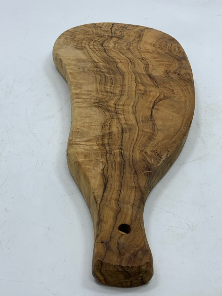 CURVED WOOD CUTTING BOARD.