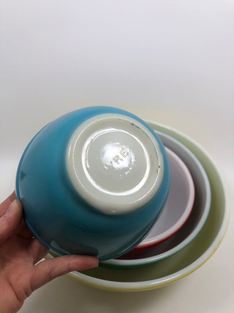 4PC VTG COLORFUL PYREX MIXING BOWLS.