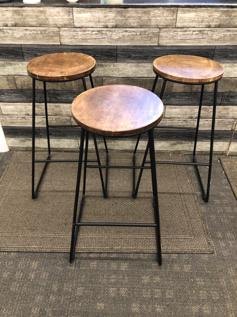 3PC RUSTIC BARSTOOLS.
