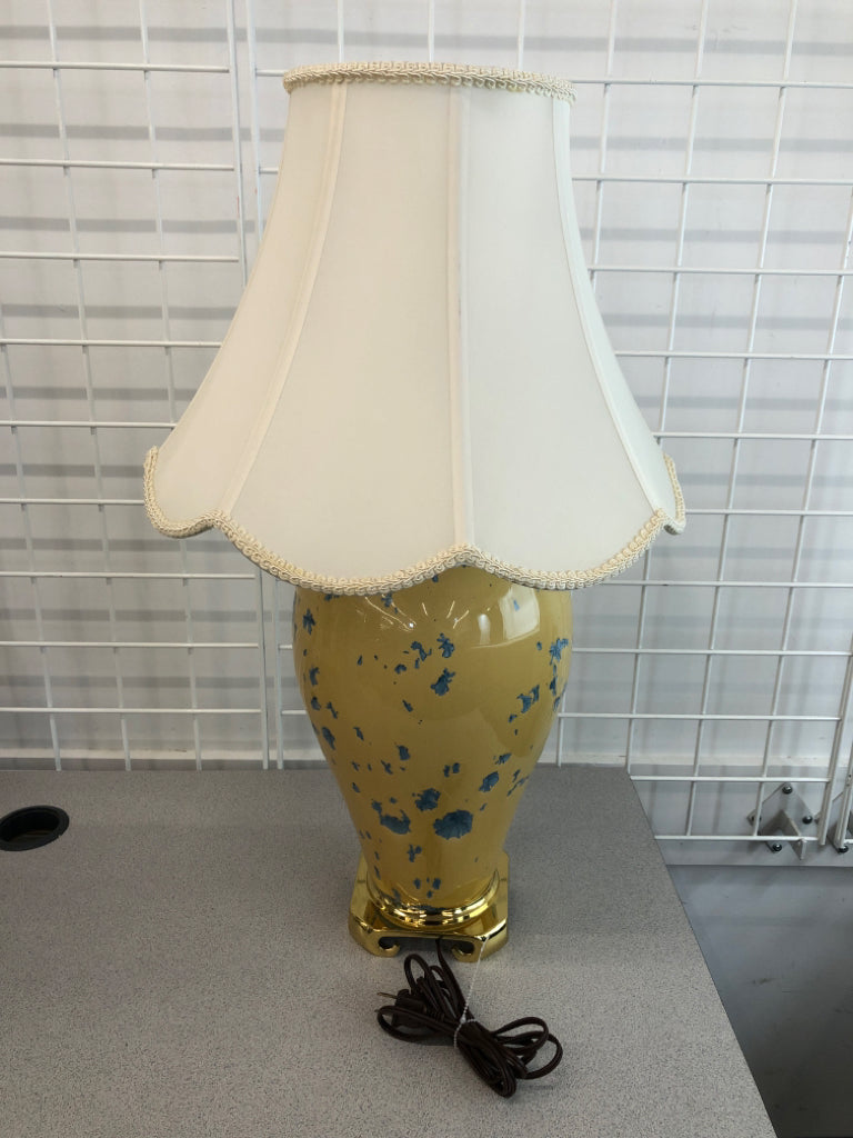 VTG-STYLE BLUE SPECKLED YELLOW LAMP W/SCALLOPED SHADE.
