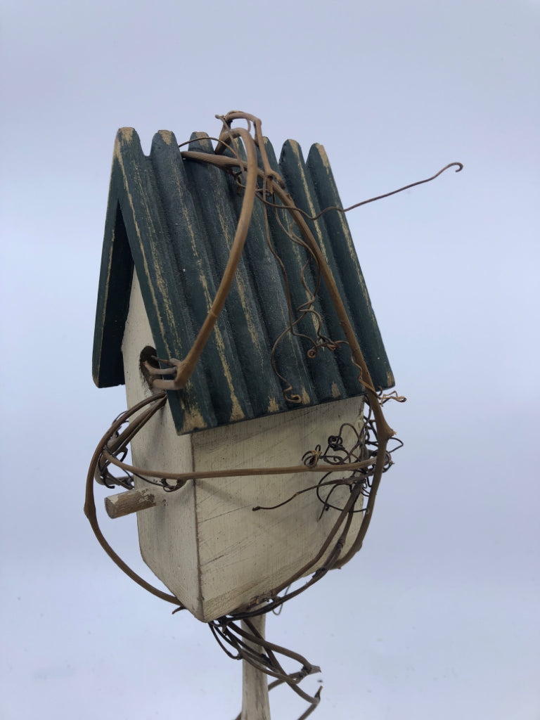 DISTRESSED BIRDHOUSE W TWIG.