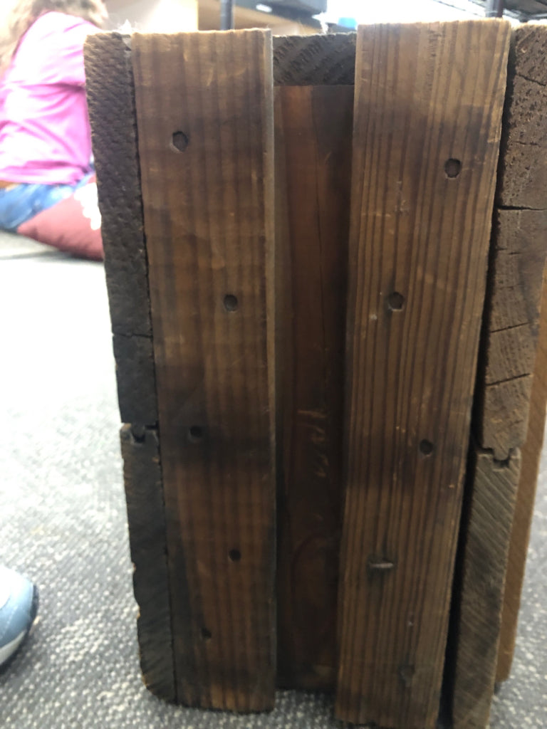 VTG LARGE WOOD STORAGE CRATE.