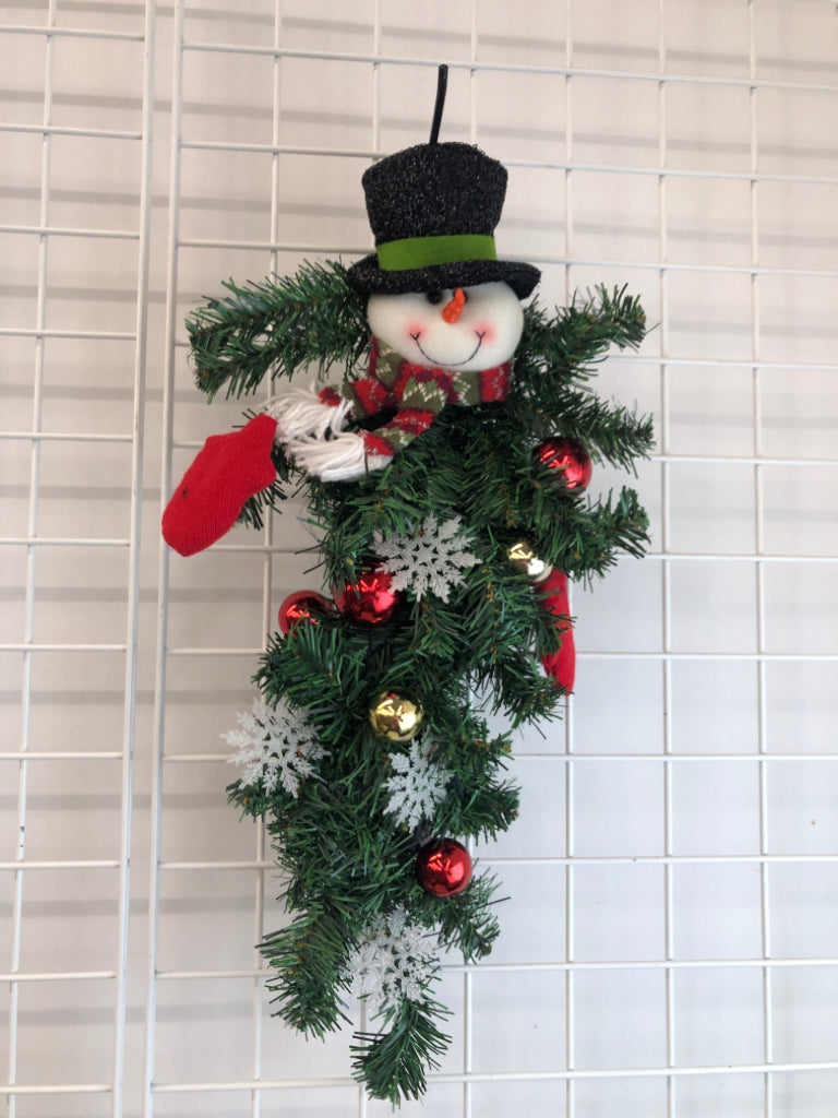 SNOWMAN DECORATED SWAG.