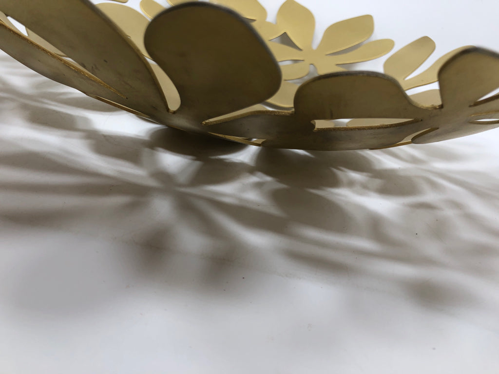 METAL FLOWERS CENTERPIECE BOWL.