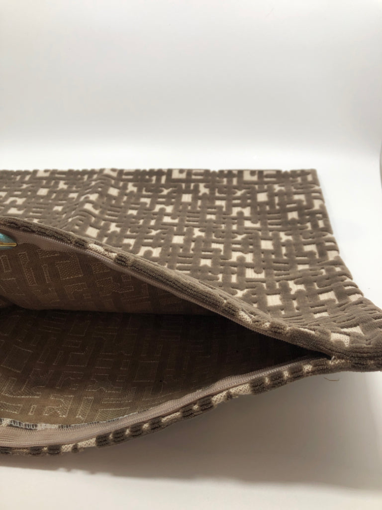 BROWN/NEUTRAL TONED GEOMETRIC VELVET PILLOW COVER.