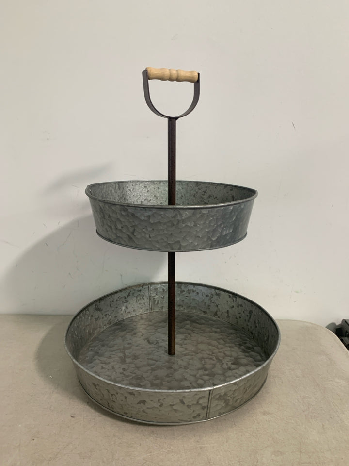 TWO-TIER METAL SERVER W/ WOOD HANDLE.